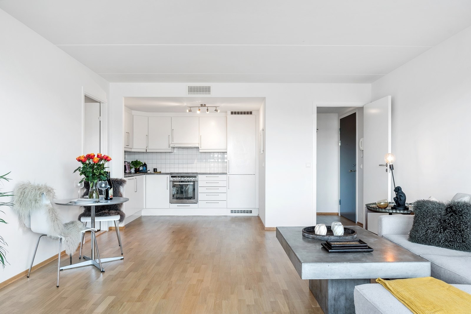 Leiligheten har åpen stue-kjøkkenløsning. Galleribilde