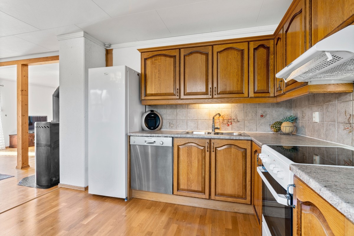 Kjøkkenet i hovedboligen har integrert oppvaskmaskin, og det er god plass for øvrige hvitevarer. Galleribilde