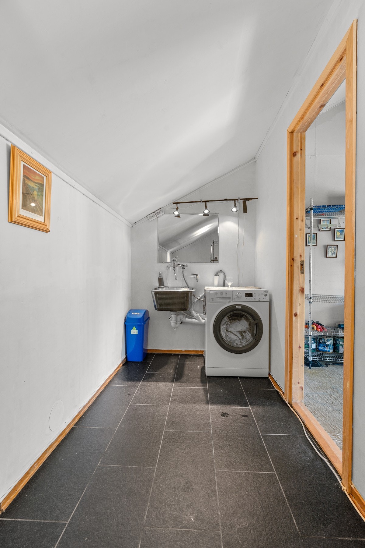 Det er også eget vaskerom i bakkant av garasjen, og rommet er av god størrelse. Galleribilde