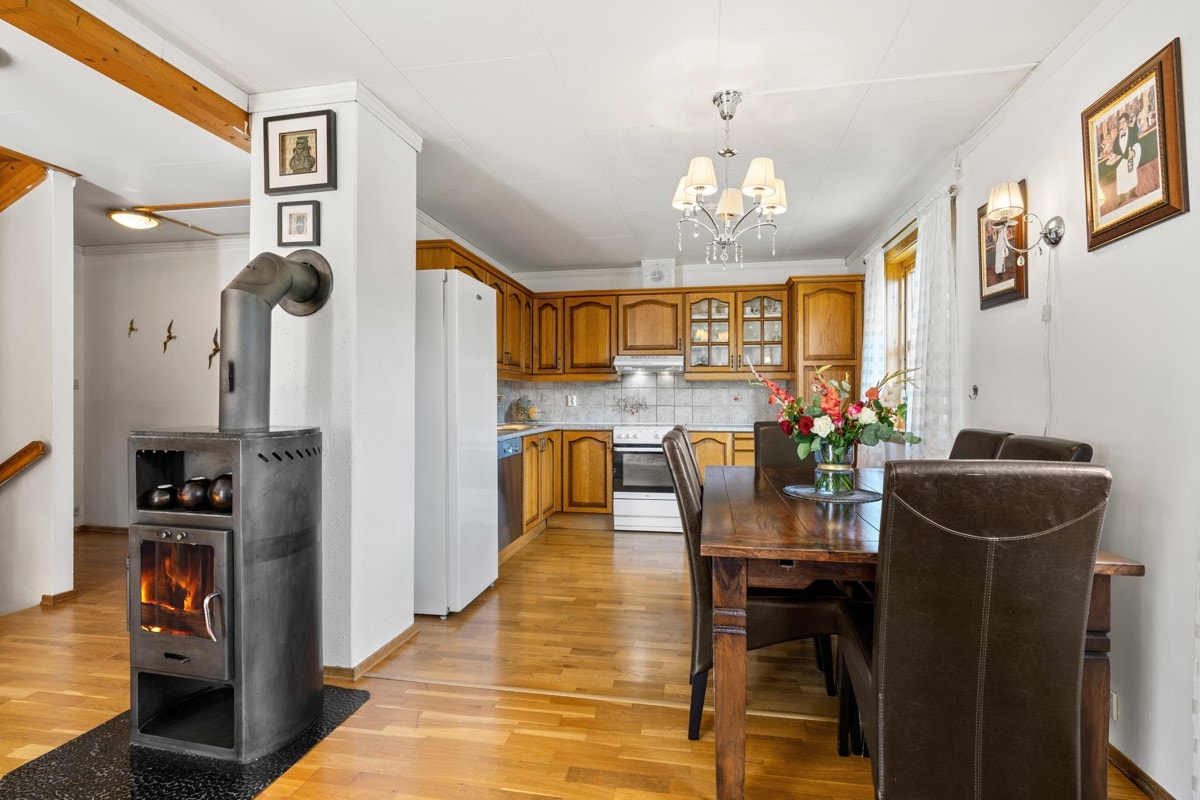 Det er god plass for spisebord i overgang mellom stue og kjøkken. Galleribilde