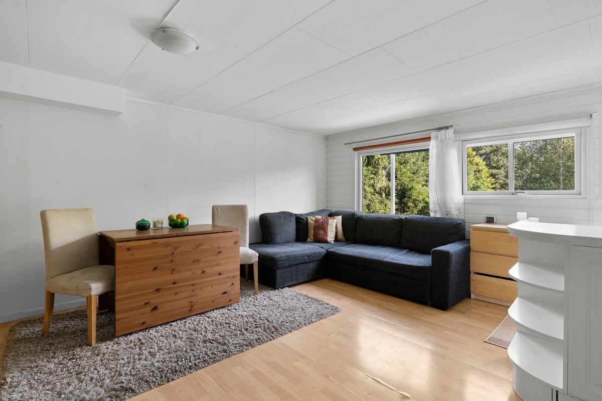 Her er det god plass for både sofaløsning og spisebord. Galleribilde