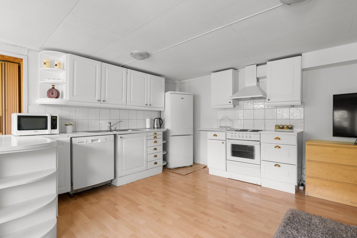 Praktikantdelen har et praktisk kjøkken i åpen løsning til stuen. Galleribilde