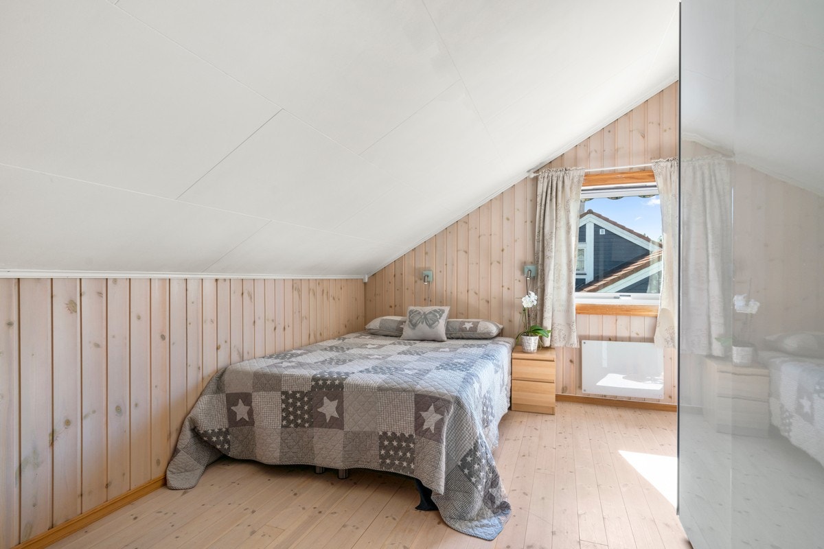 Hoveddelen har tre gode soverom i andre etasje, med tilhørende garderobeløsning på to. Galleribilde