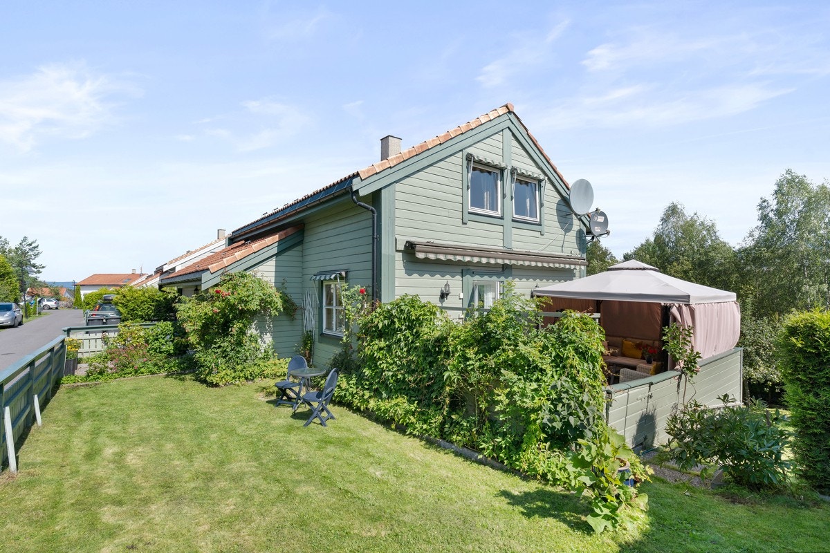 I underetasjen er det innredet for romslig praktikantdel, med separat inngang og blendet trappeløp. Galleribilde