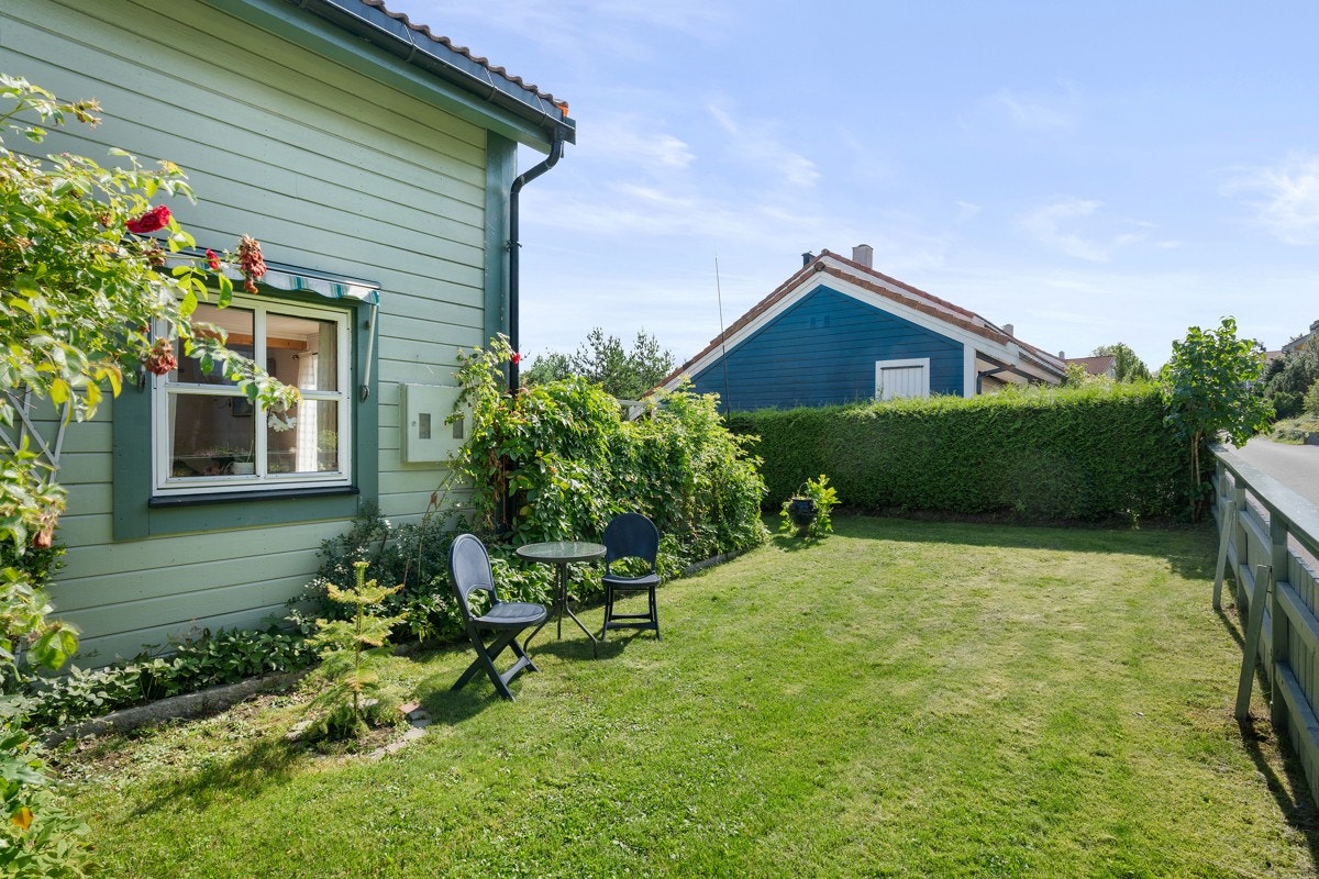 Utenfor førsteetasje er det også et romslig plenareal. Galleribilde