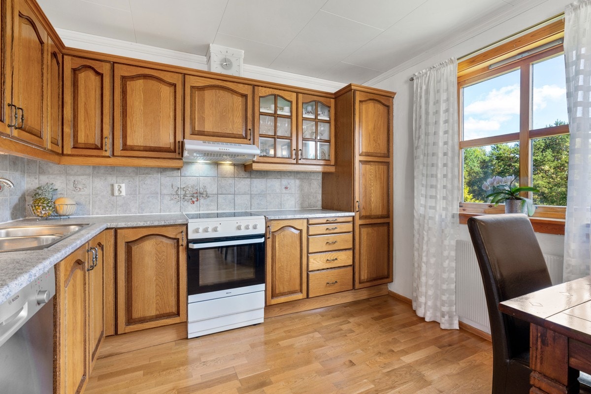 Hovedkjøkkenet har pen innredning med gode oppbevaringsmuligheter. Galleribilde