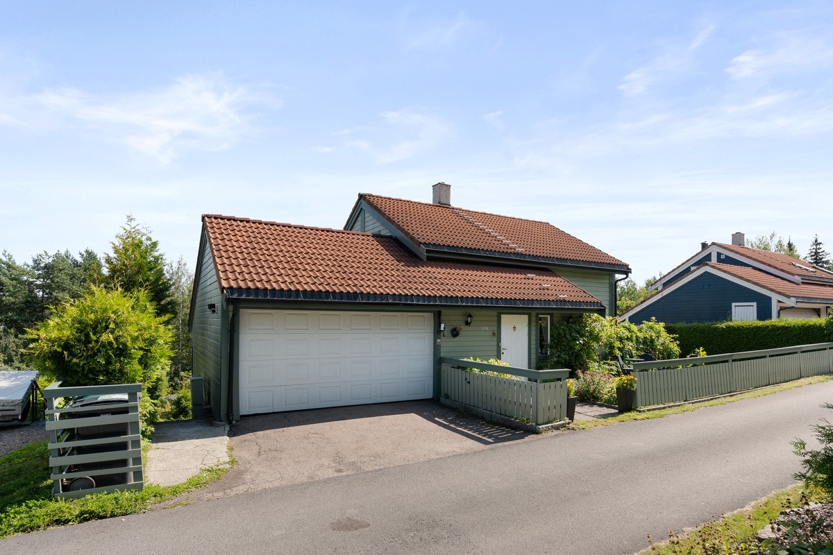 Det er gode parkeringsmuligheter i dobbelgarasje og på asfaltert gårdsplass. Galleribilde