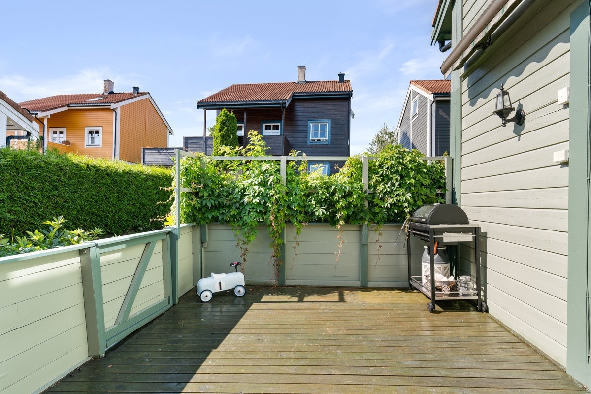 Fra stuen i første etasje er det utgang til sørvendt terrasse med gode solforhold. Galleribilde