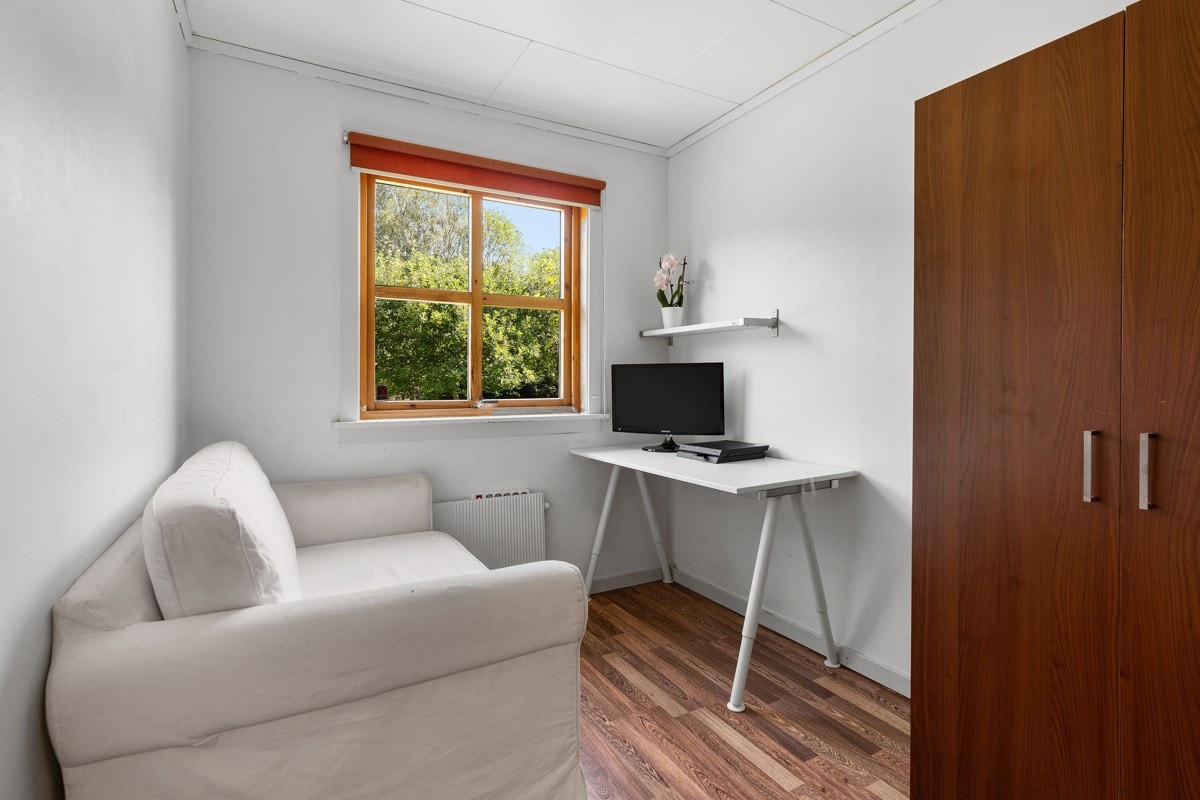 Begge soverommene i praktikantdelen har fine vinduer ut mot den grønne hagen. Galleribilde