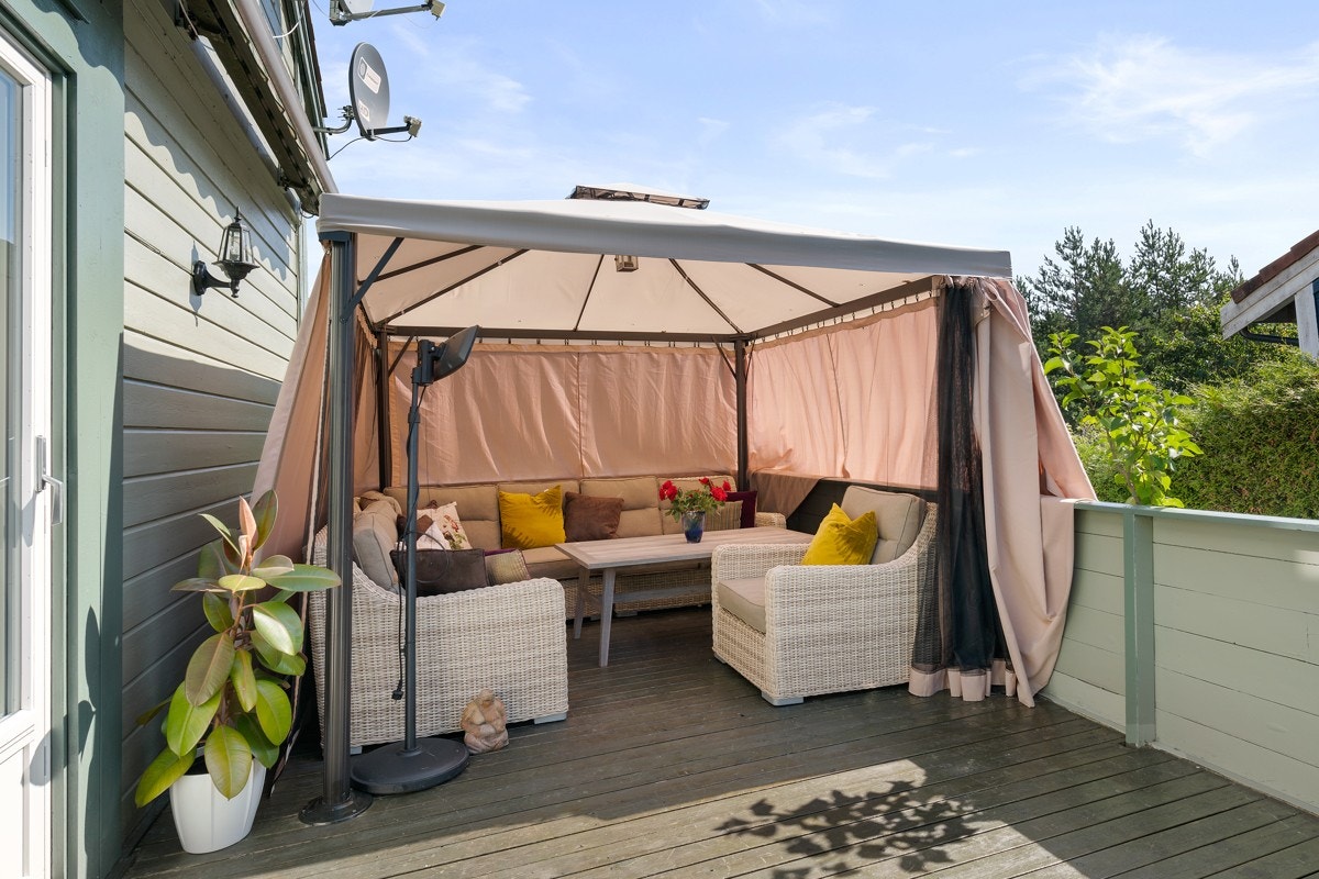 På den sørvendte terrassen er det så gode solforhold at det kan lønne seg med en pergola. Galleribilde