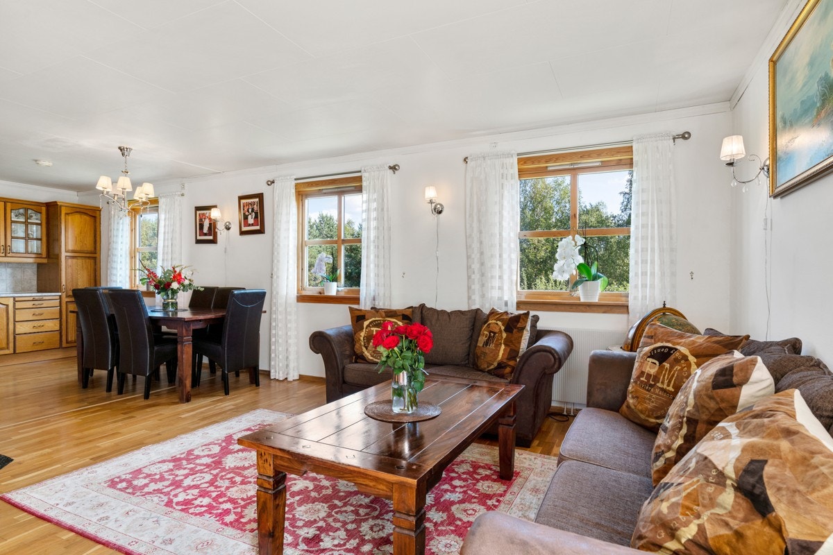 Hoveddelen har en tiltalende stue med åpen løsning til kjøkken. Galleribilde