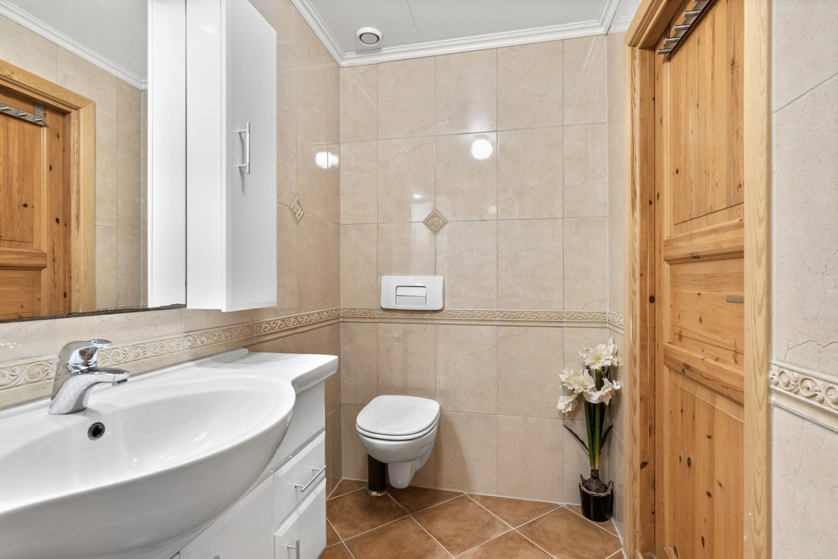 I første etasje er det et pent bad som ble flissatt i 2010. Galleribilde