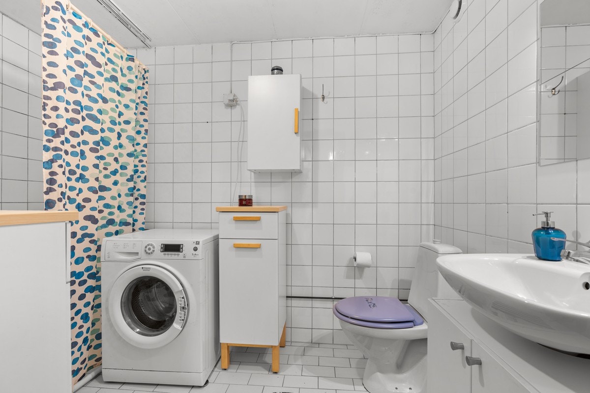 Badet som tilhører praktikantdelen er flislagt, og har både gulvvarme og opplegg for vaskemaskin. Galleribilde