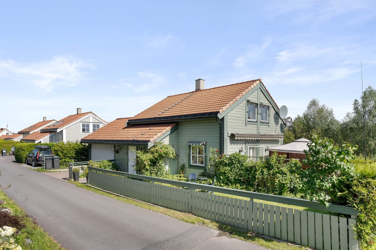 Elgtråkket 128 er en lys og tiltalende enebolig over tre plan med praktisk planløsning. Galleribilde