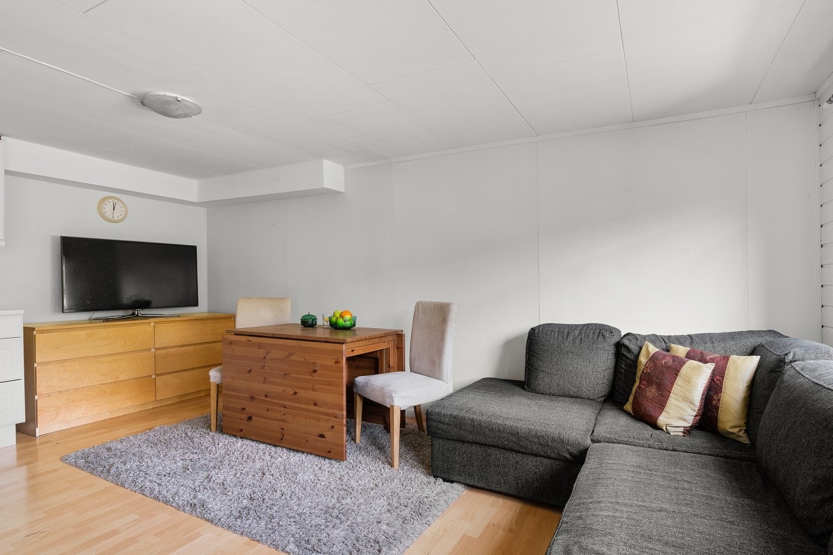 Praktikantdelen har separat inngang og trappen opp til første etasje er blendet, noe som sikrer fint privatliv. Galleribilde