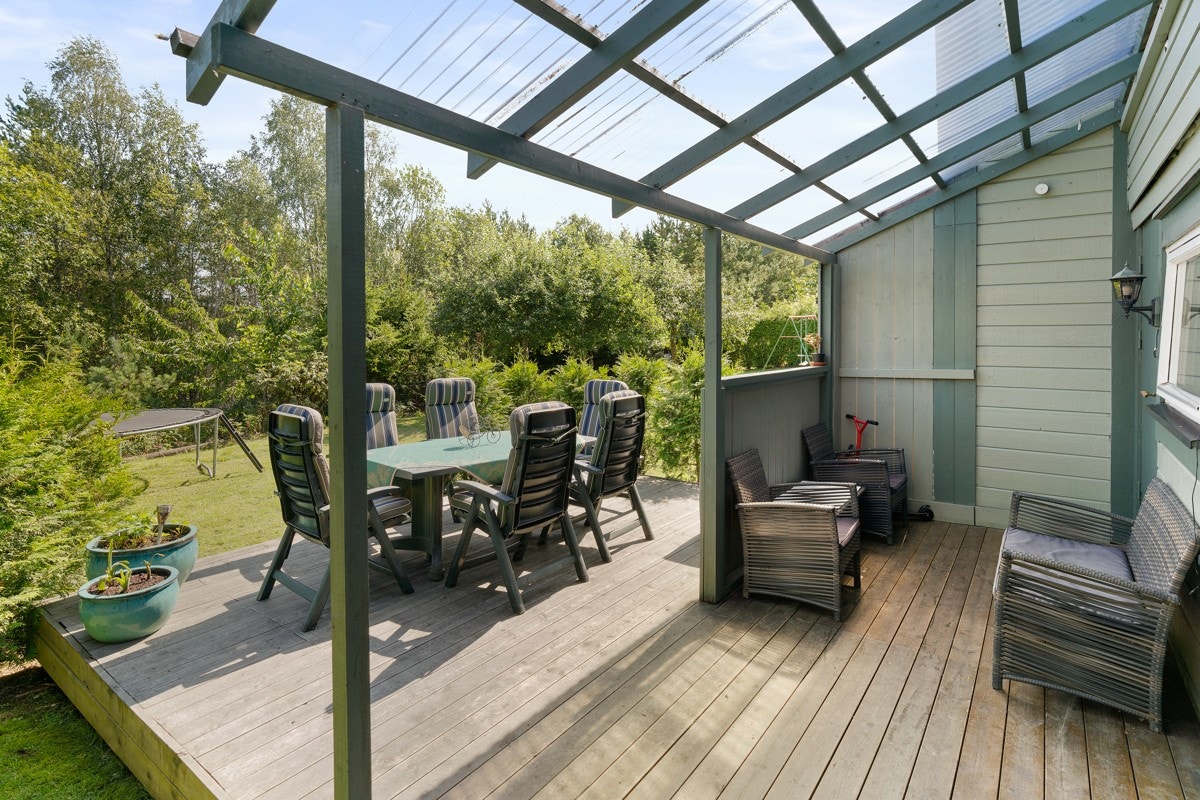 Ved kjøkkenet i praktikantdelen er det en delvis overbygd markterrasse på ca. 24 kvm. Galleribilde