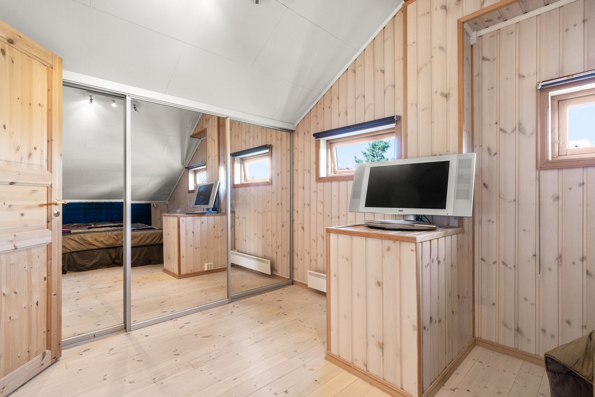 I hovedsoverommet er det skyvedørsgarderobe med speilfronter. Galleribilde
