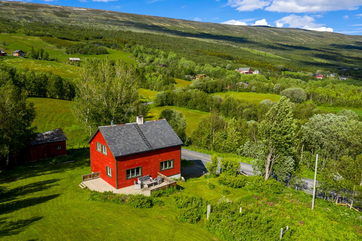 Velkommen til Liagardsvegen 355 i vakre varierte Vang