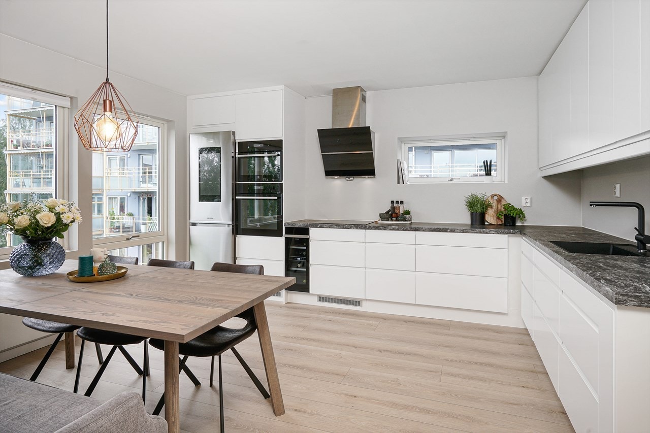 Epoc kjøkkenløsning fra 2018. Kjøkkeninnredning med glatte fronter. Galleribilde