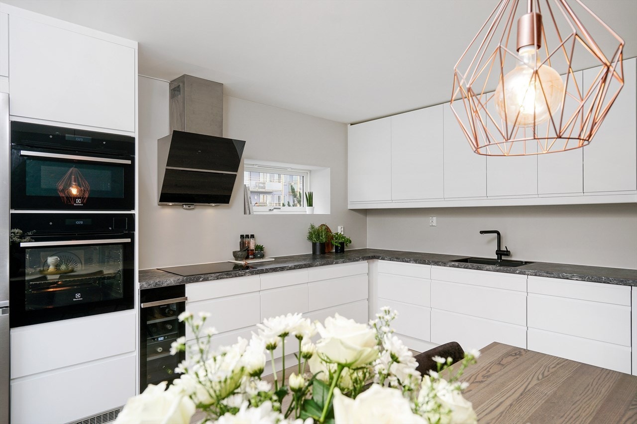 Integrerte hvitevarer
oppvaskmaskin, stekeovn og kombinert mikrobølgeovn, stekeovnen CombiSteam Deluxe Dampovn fra Electrolux. Induksjon platetopp fra Elektrolux med vegghengt ventilator og vinskap fra Norcool. Galleribilde