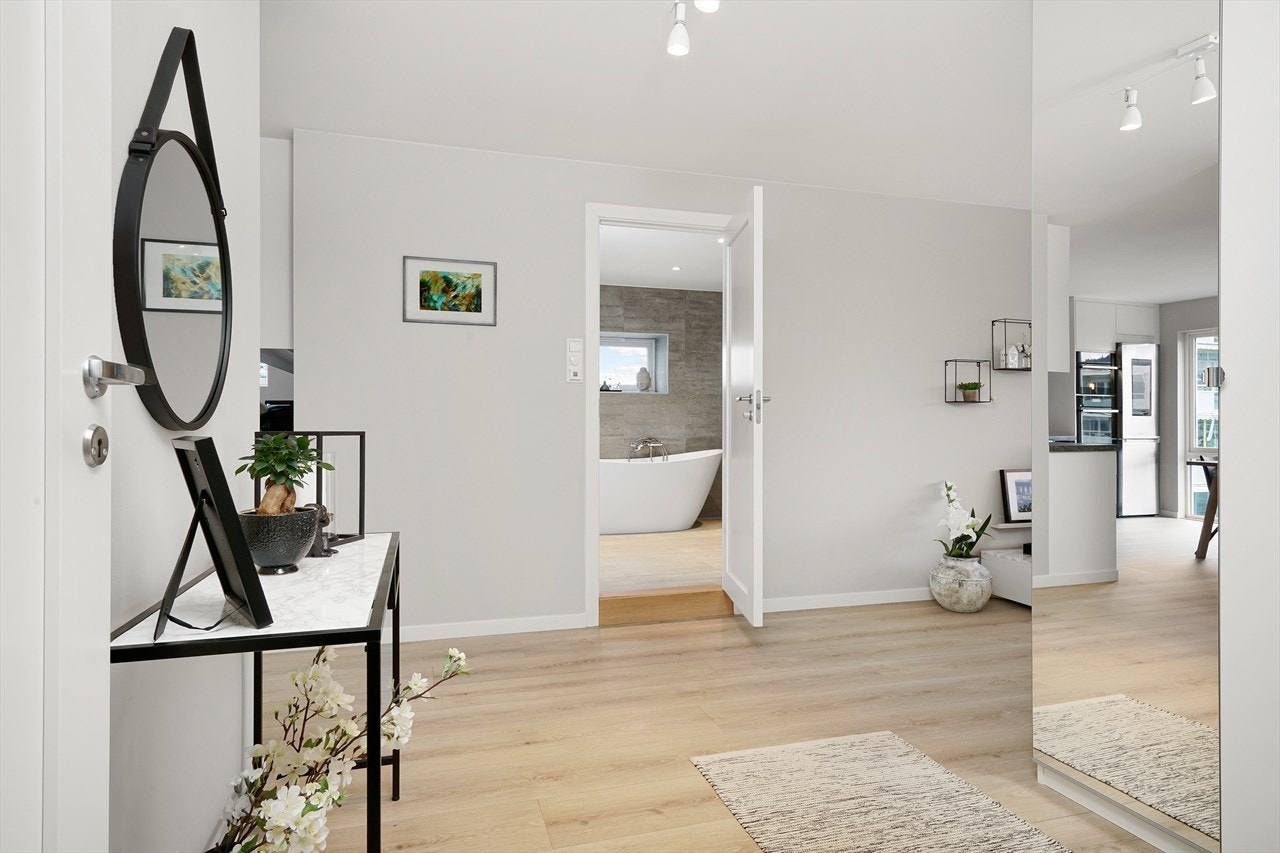 Romslig entré med garderobeskap. Galleribilde