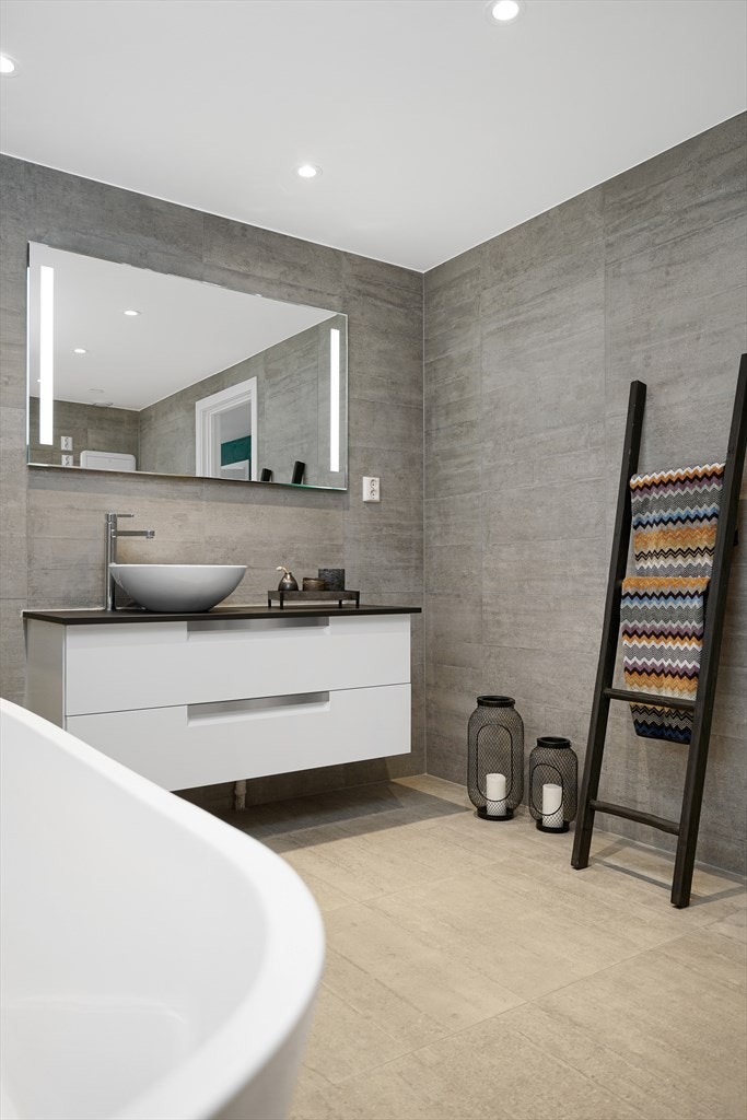 Stikkontakter og speil med innfelt lys over servant. Galleribilde