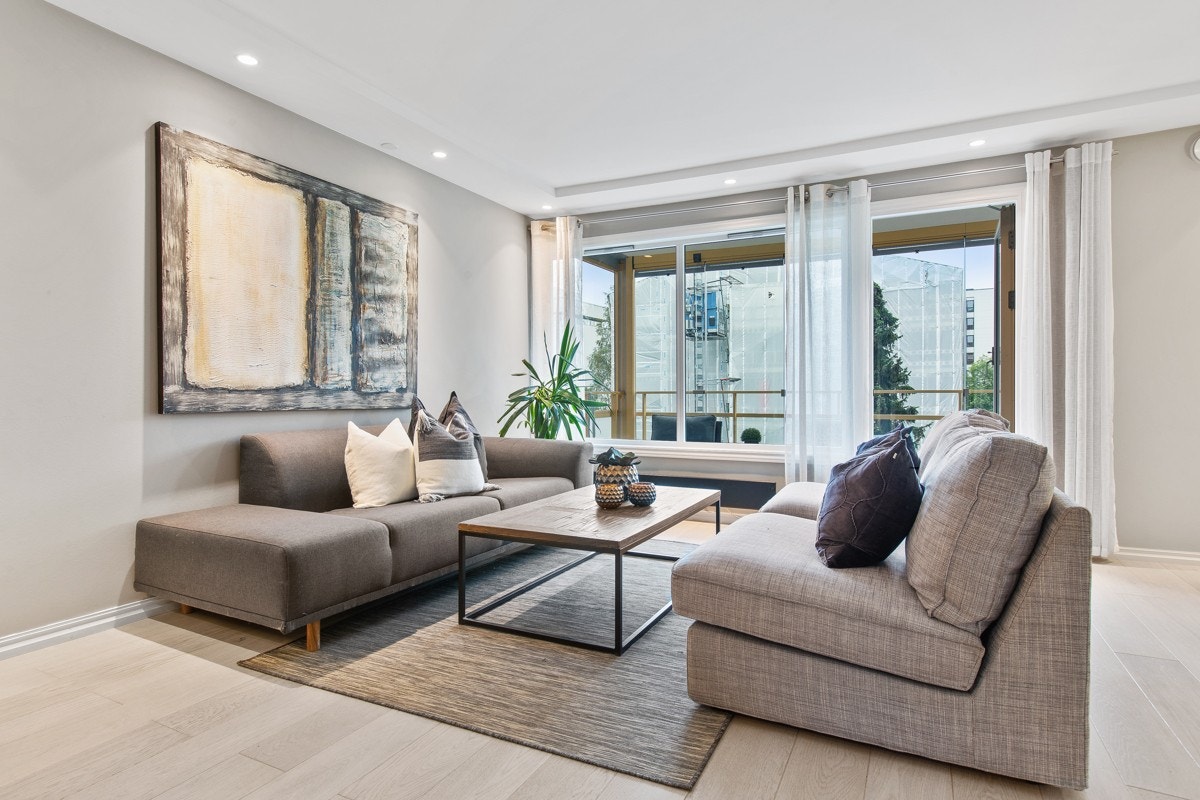 De store vindusflatene sørger for rikelig med naturlig lys. Galleribilde