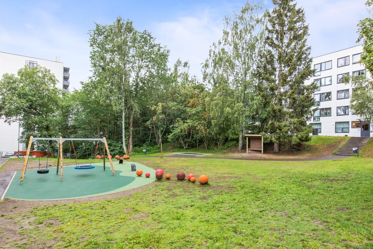 Området er svært barnevennlig hvor det er flere lekeplasser i området. Galleribilde