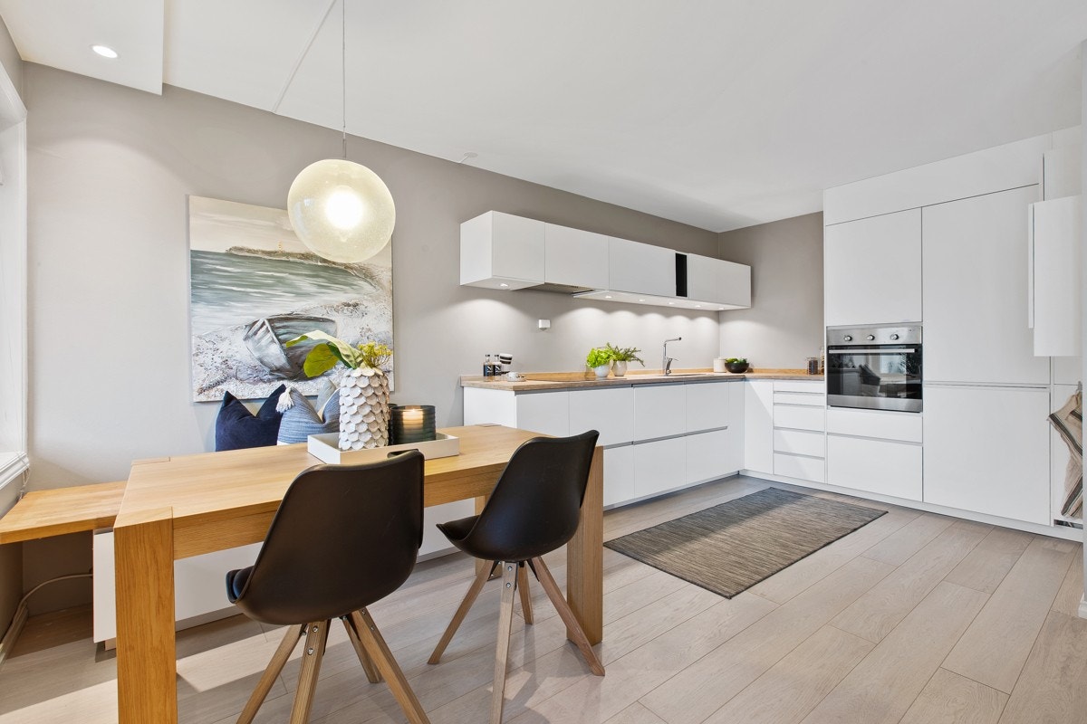 Godt med plass til stort spisebord på kjøkken. Galleribilde