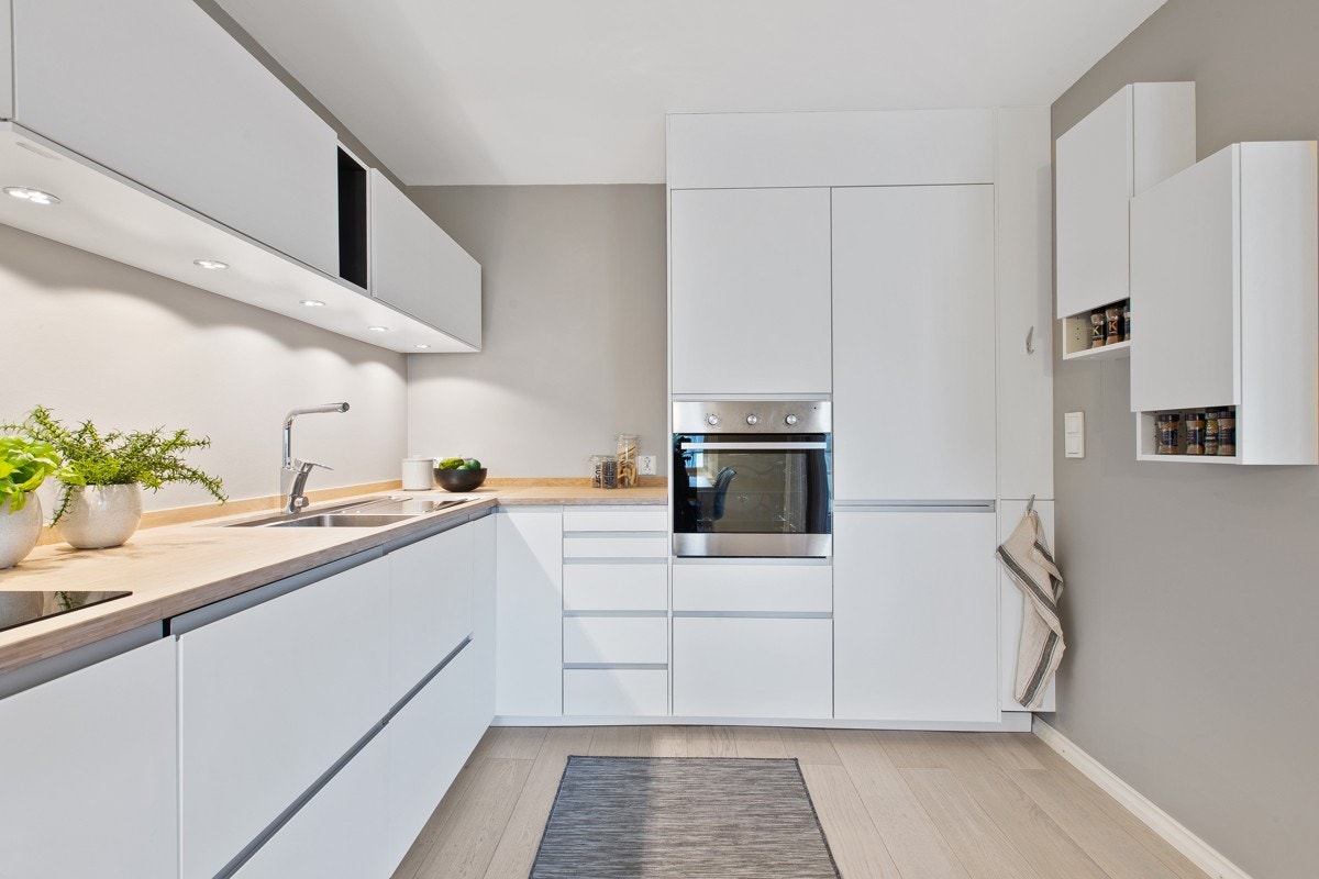 Grepsfri høyglans IKEA kjøkkeninnrendning med bambus benkeplate. Galleribilde