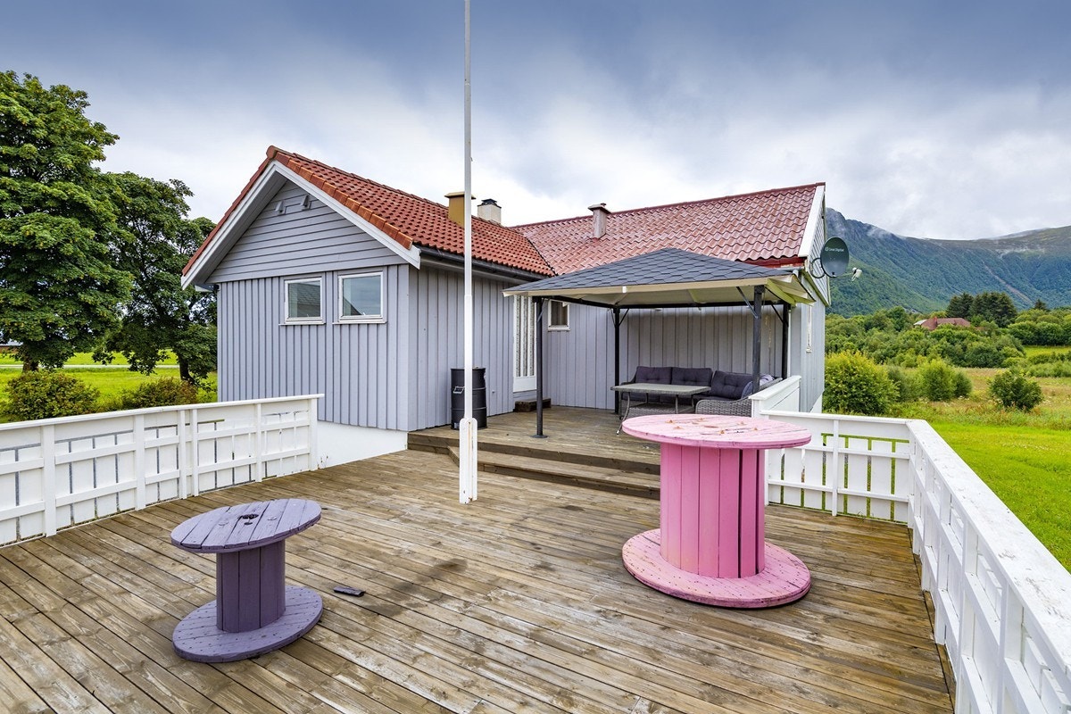 Flott terrasse på sørsiden av bygget Galleribilde