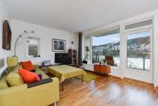 Stue med utgang til balkong, eksempel med sofa Galleribilde