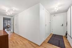 Romslig entre og gang med vindu Galleribilde