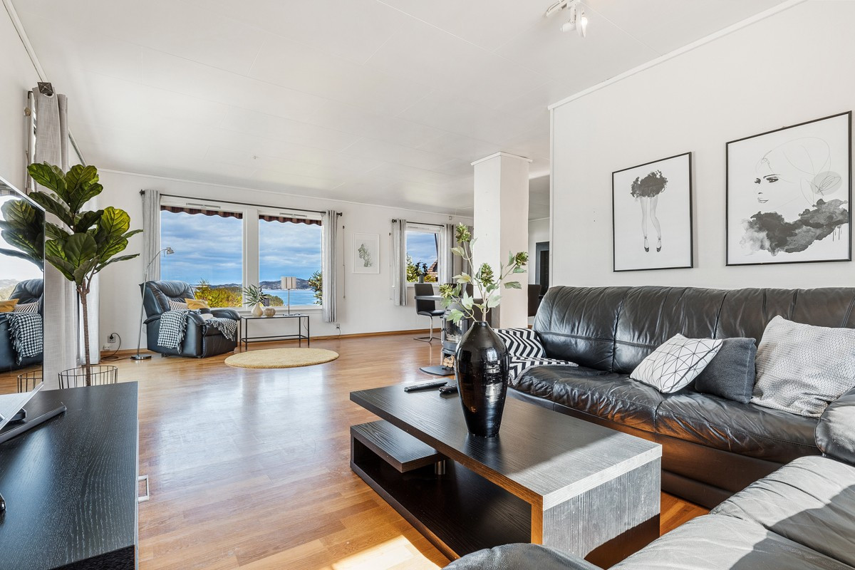 Stuen er lys og fin med store vinduer mot fjorden