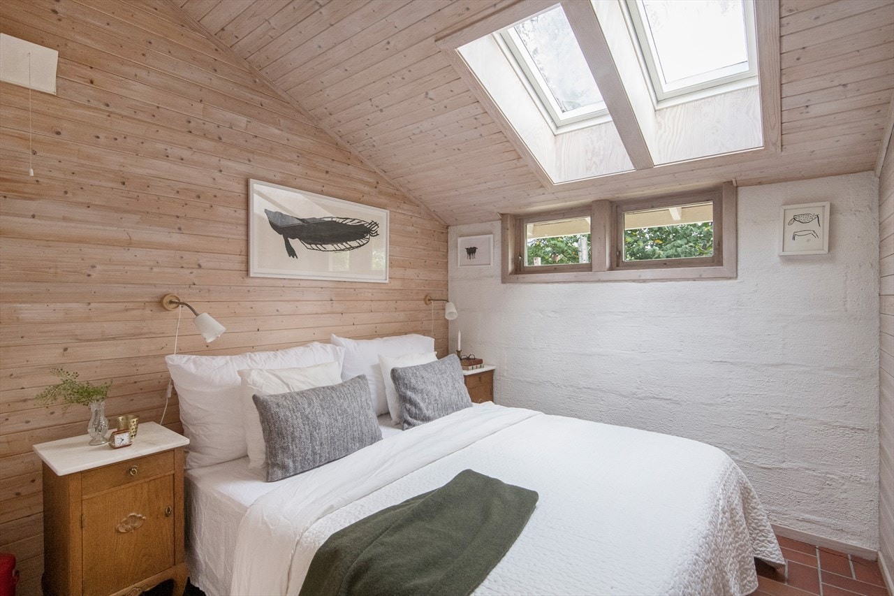 Soverom i 2. etg. Koselig rom med overlys fra takvinduer og opplegg for vann og avløp. Galleribilde