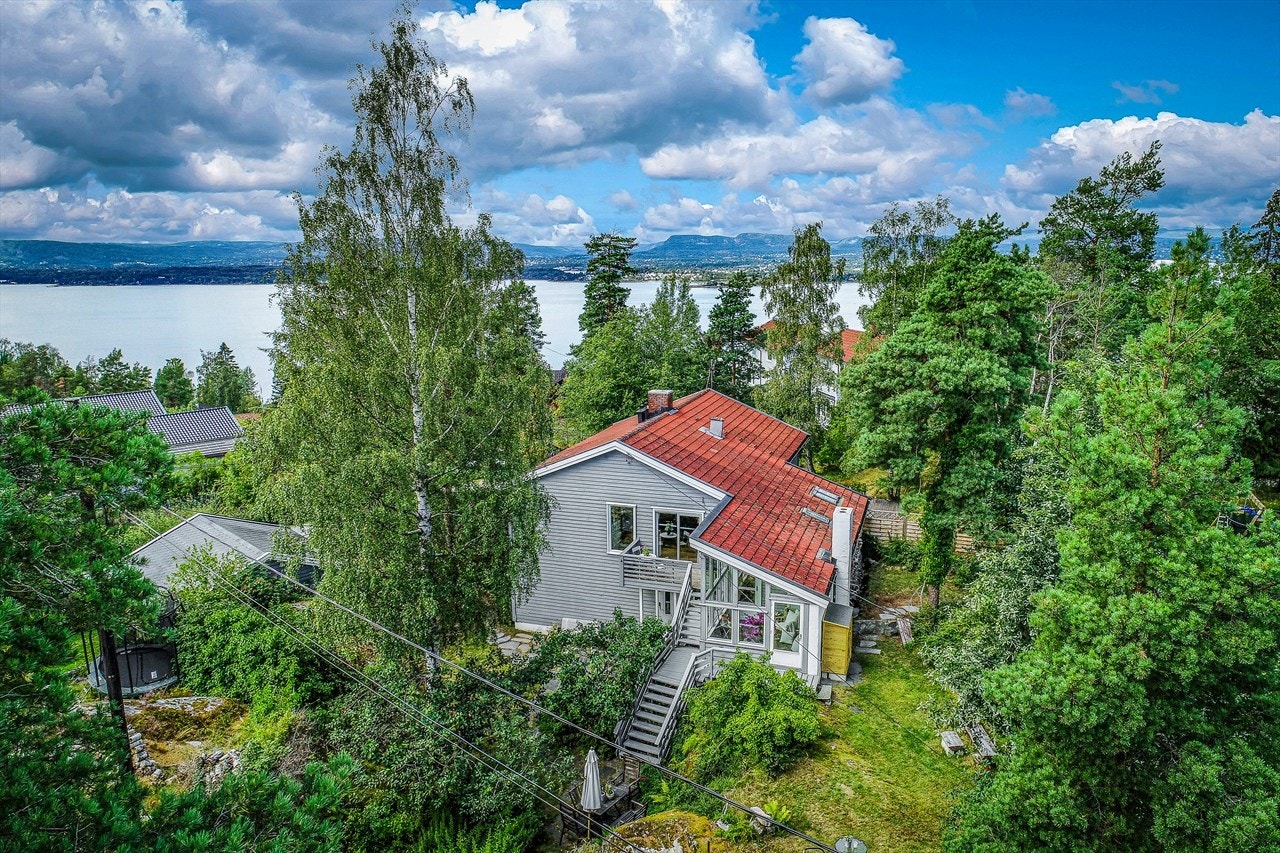 Skogveien 19a ligger sjønært og sjeldent stille til i enden av en blindvei. Boligområdet er svært barnevennlig med veldig korte og trygge skoleveier. Galleribilde