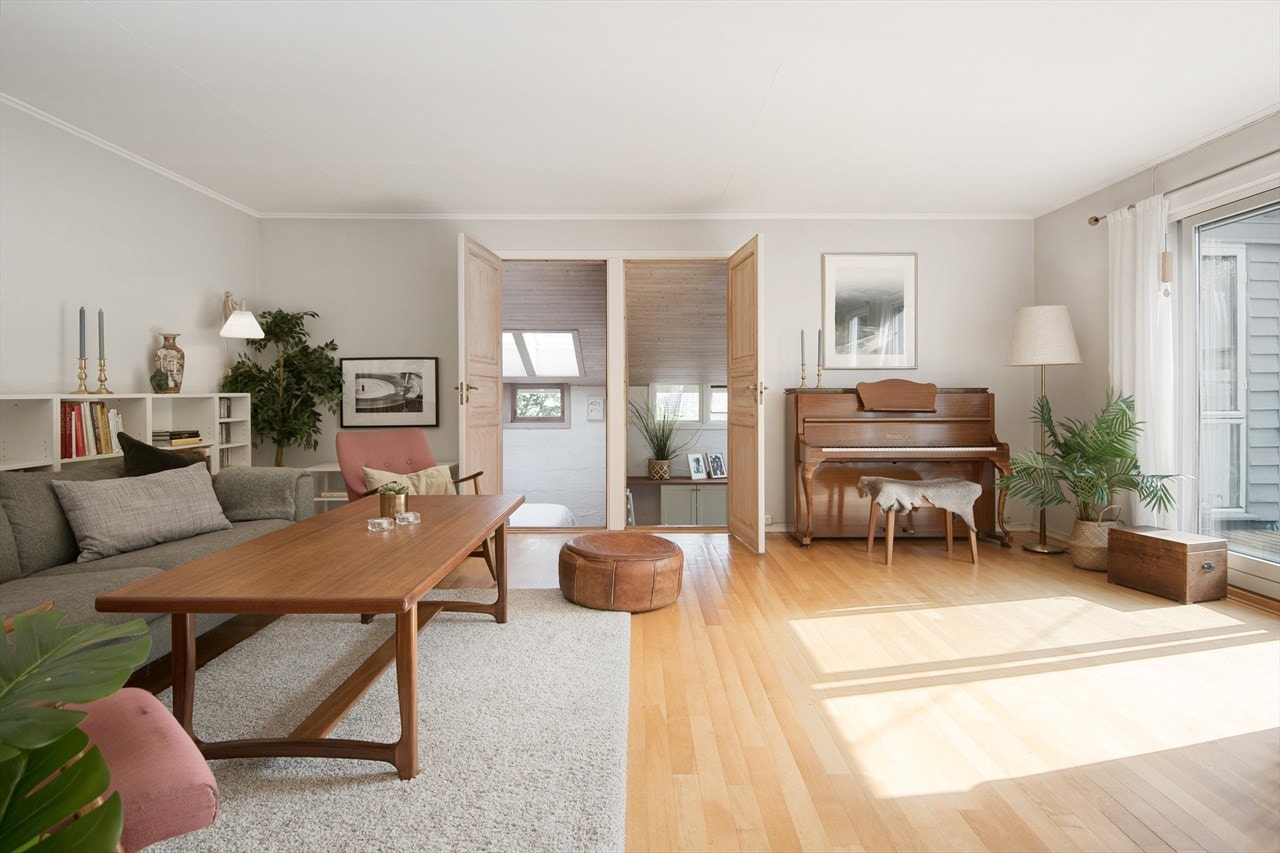 Fra stuen er det dører til etasjens to soverom som ligger på et eget nedsenket halvplan. Galleribilde