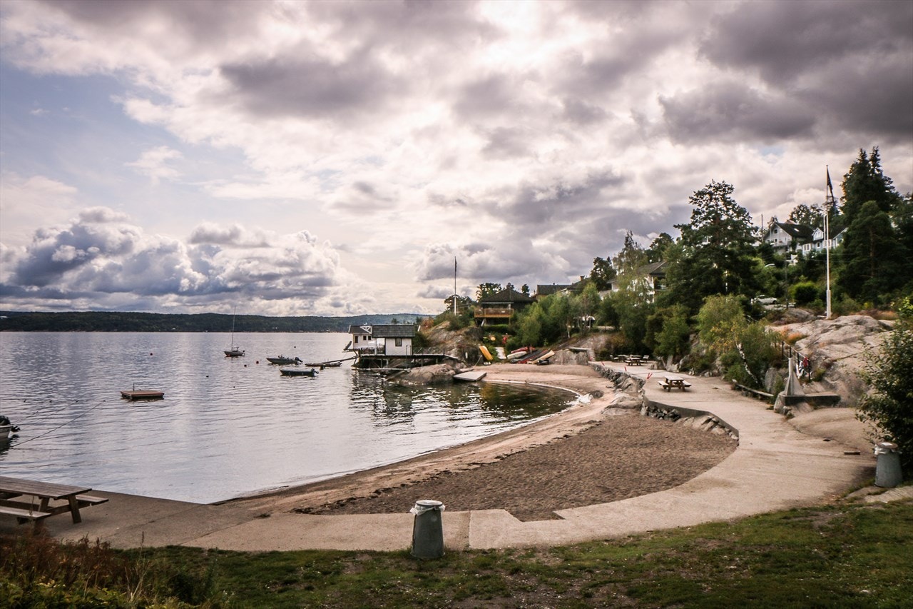 Badestrand på Helvik. Galleribilde