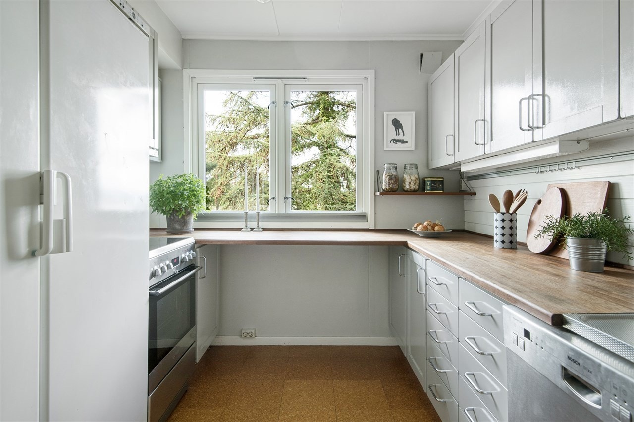 Koselig kjøkken med utsikt mot hagen og Oslofjorden. Galleribilde