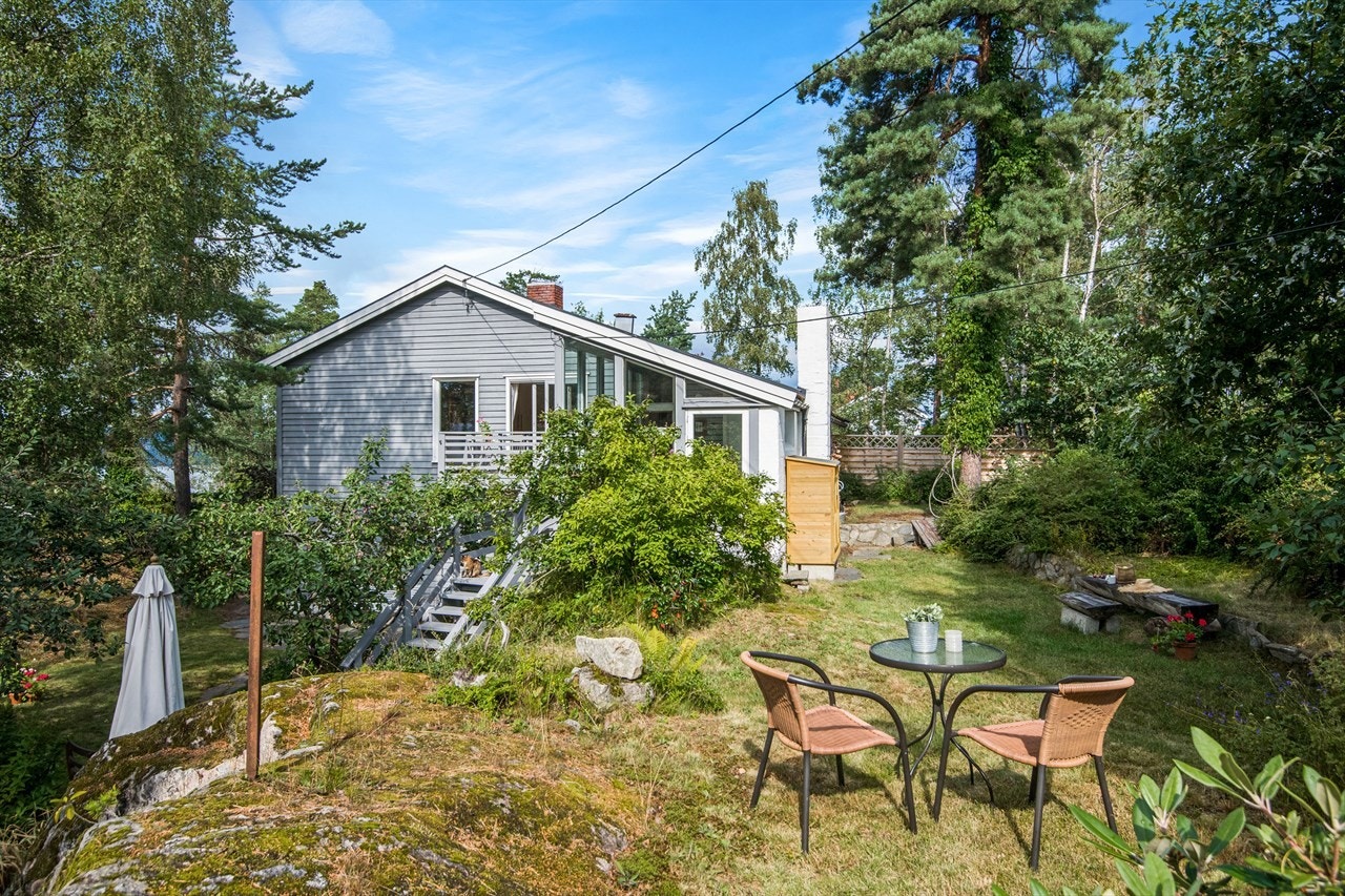 Tomten er kupert med fjellknauser og høydeforskjeller som skaper flotte naturlig adskilte soner. Galleribilde