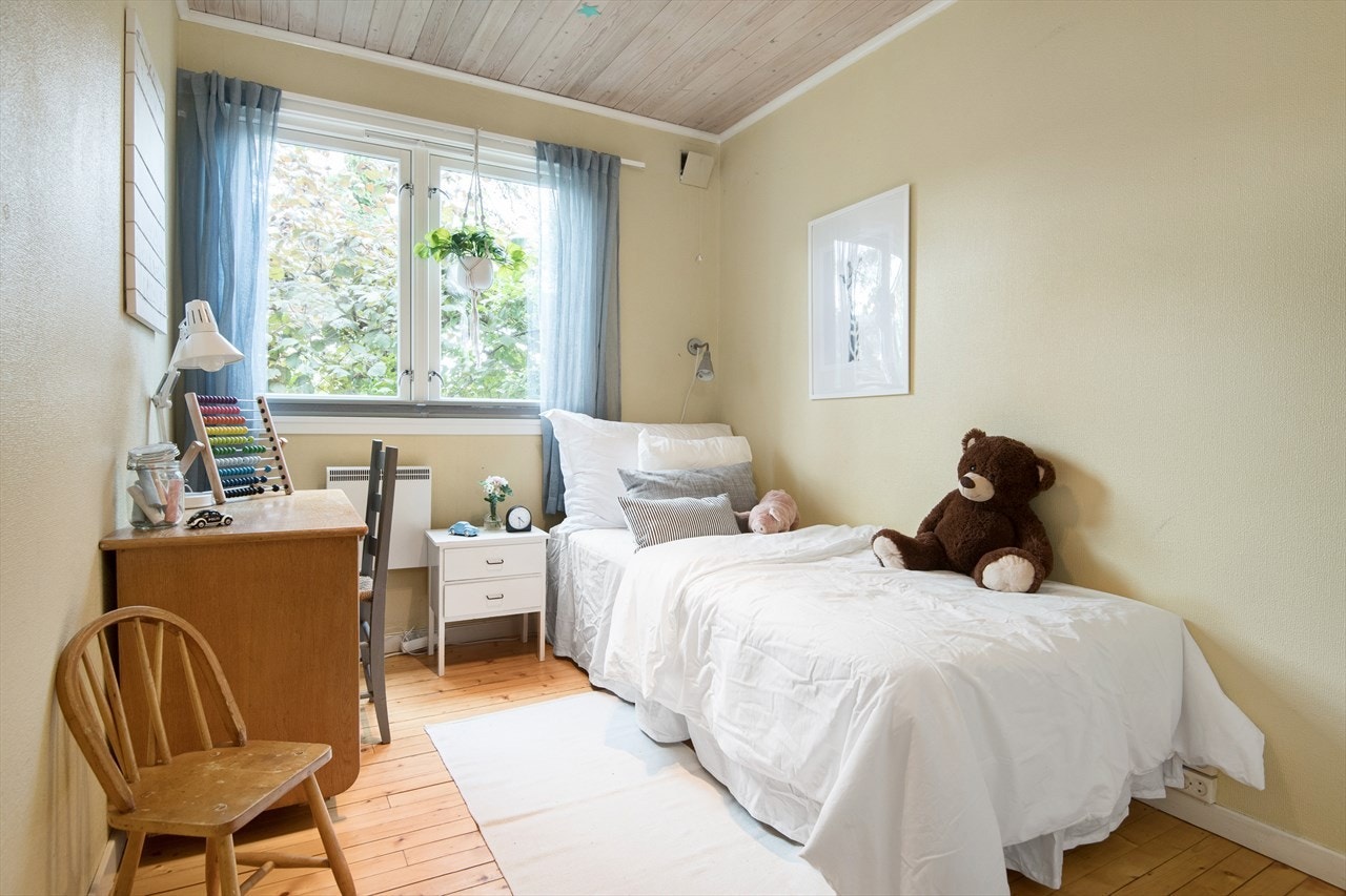 Soverom 2 i 1. etg. også med god størrelse og innebygde garderobeskap. Galleribilde