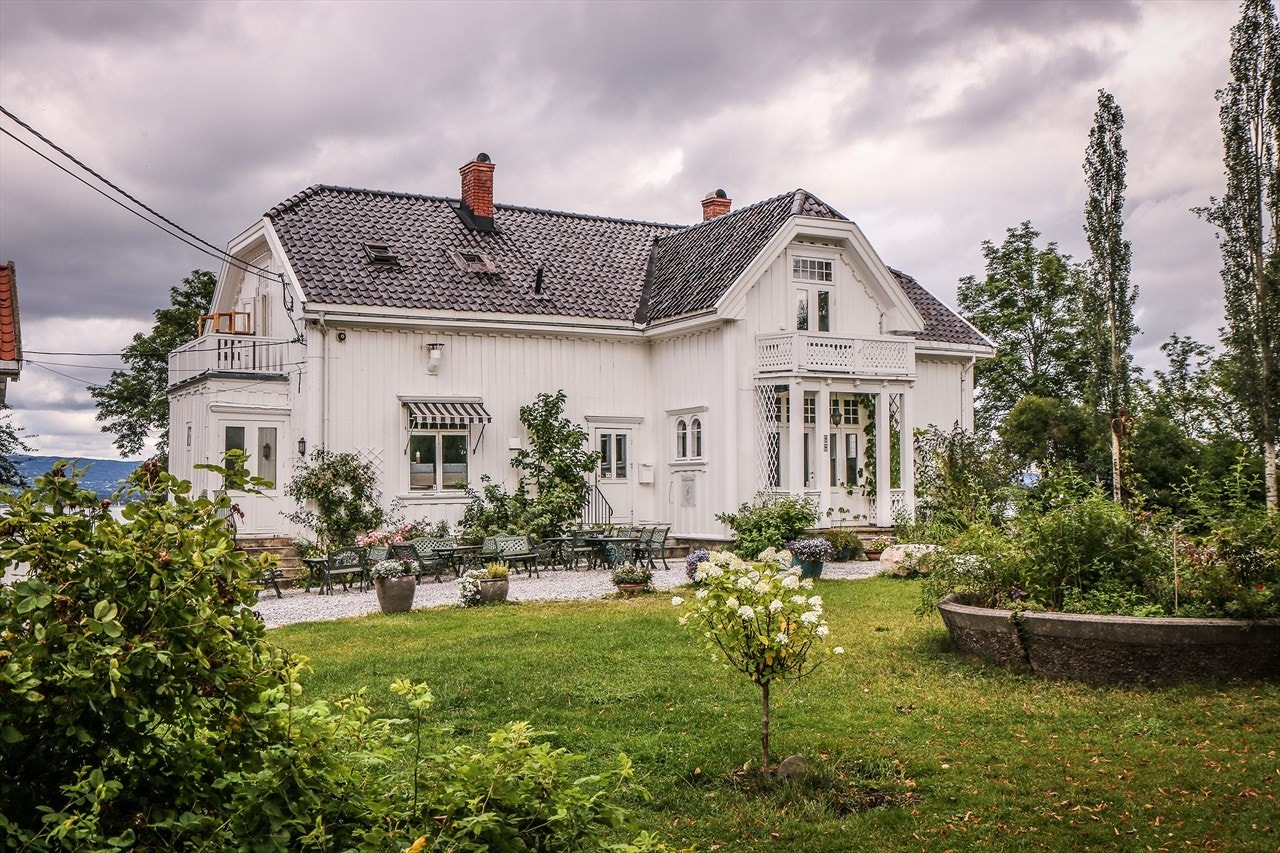 På Helviktangen er det Kunstkafe og et flott friområde med badeplasser. Galleribilde