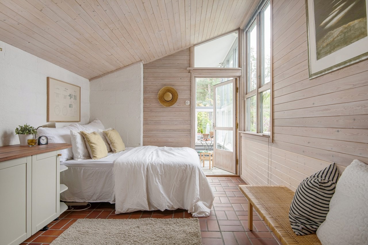 Det største soverommet i 2. etg. har i takvindu og store sidevinduer, i tillegg til dør ut til vinterhagen. Galleribilde