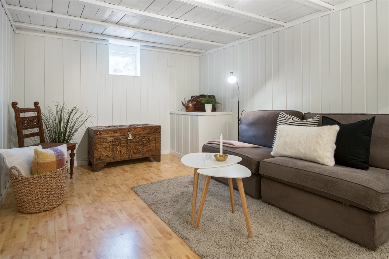 I kjelleren benyttes det ene rommet som kjellerstue (vær oppmerksom på at denne ikke er byggemeldt eller godkjent.) Galleribilde