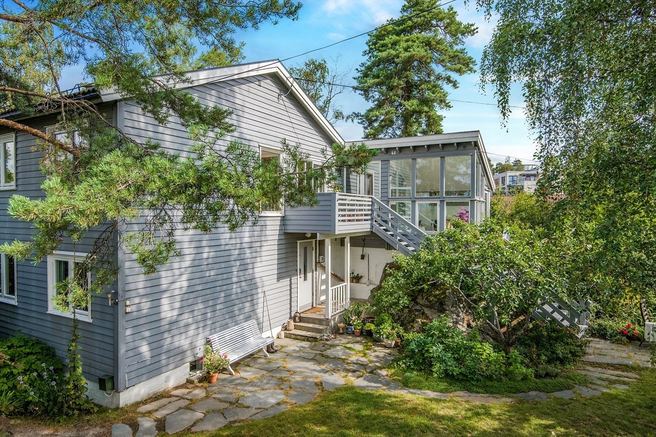 Vinterhagen/atelieret er en av husets perler - en luftig plass som bader i lys og er omkranset av den frodige hagen. Galleribilde