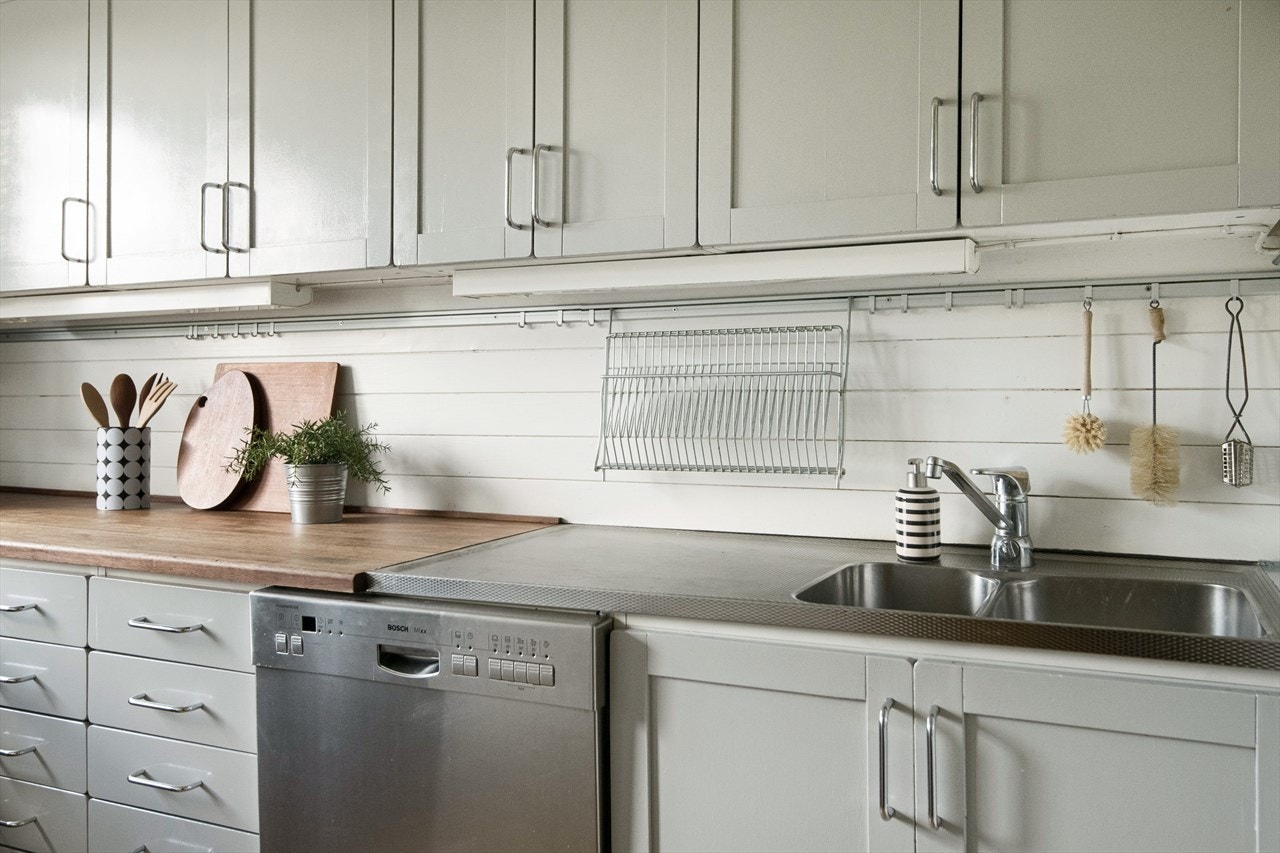 Kjøkkenet har en malt eldre, men fullt funksjonell innredning. Galleribilde