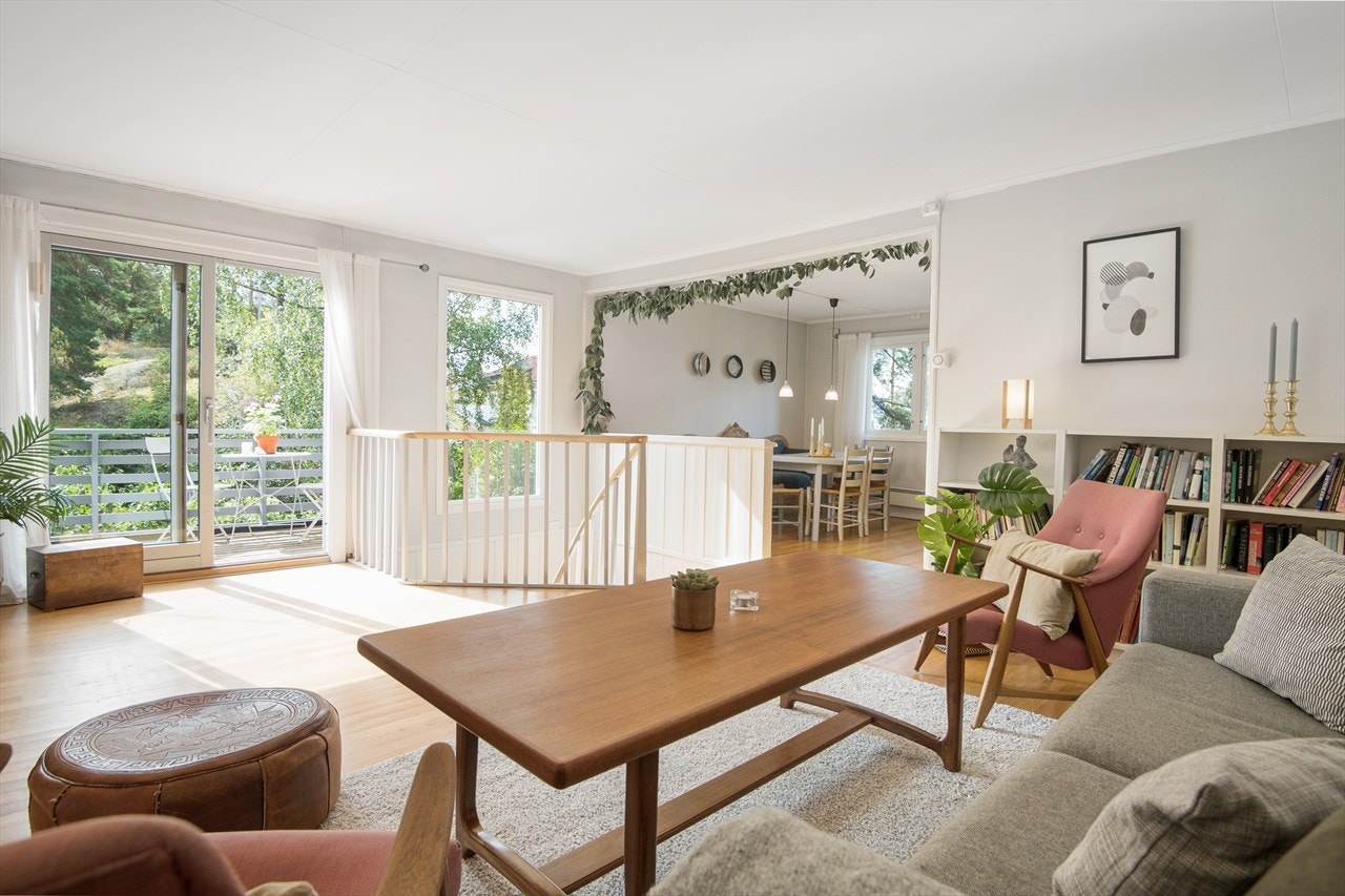 Stue og spisestue i 2. etg. med utgang til veranda og nedgang til hage. Galleribilde