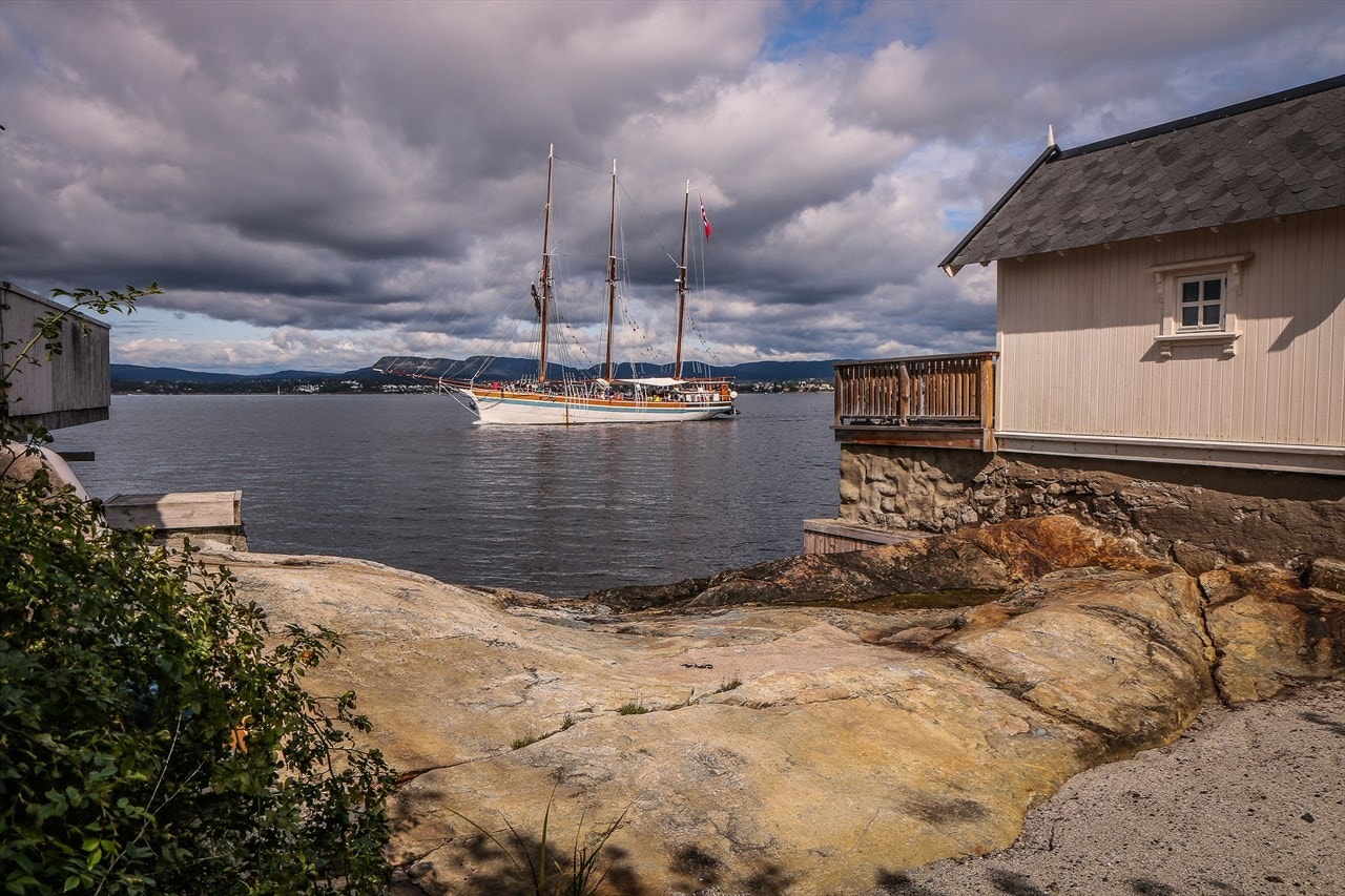 Langs Strandpromenaden er kan man nyte kystmiljøet. Galleribilde
