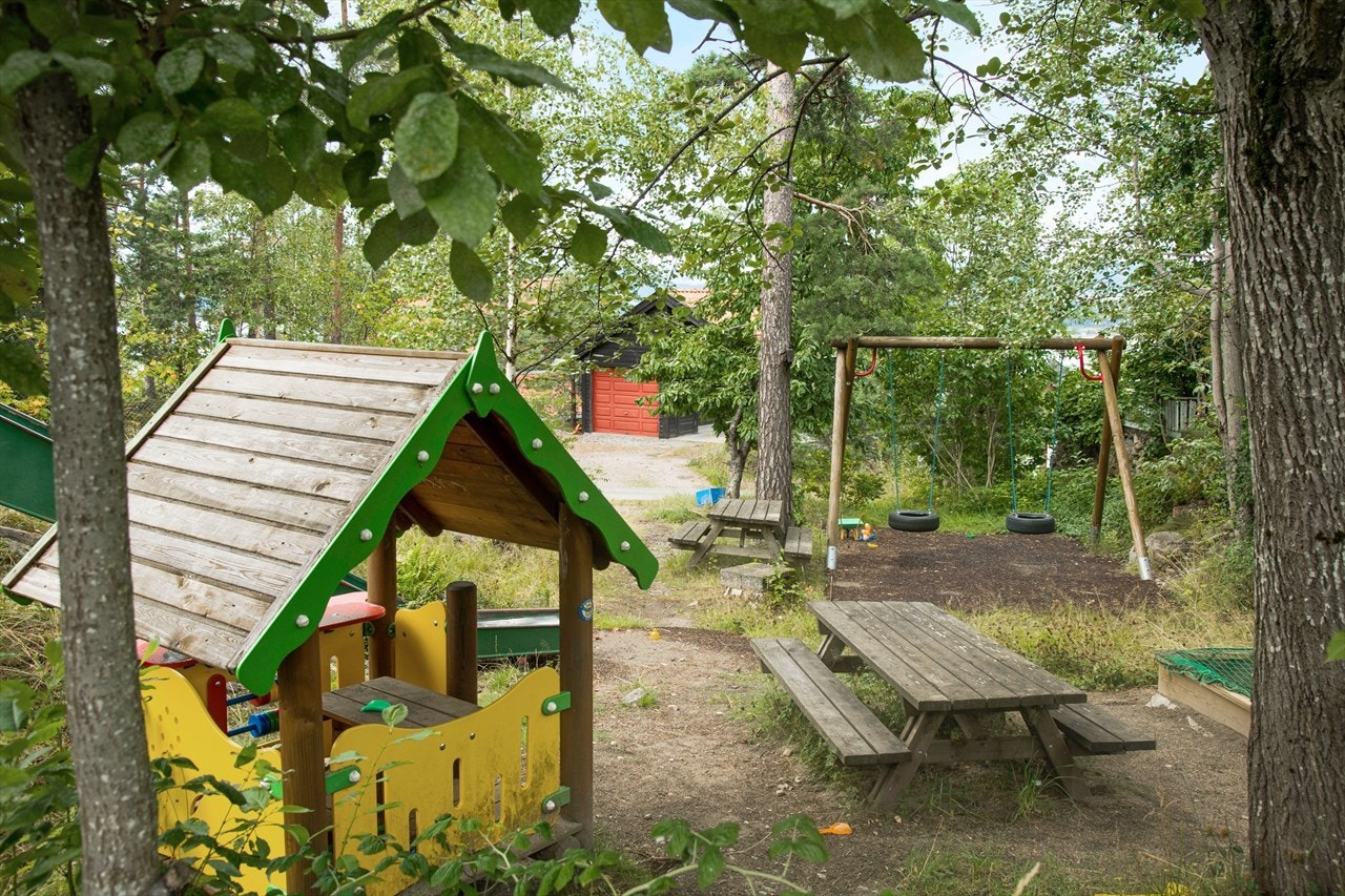 Rett på andre siden av Skogveien ligger en hyggelig felles lekeplass. Galleribilde