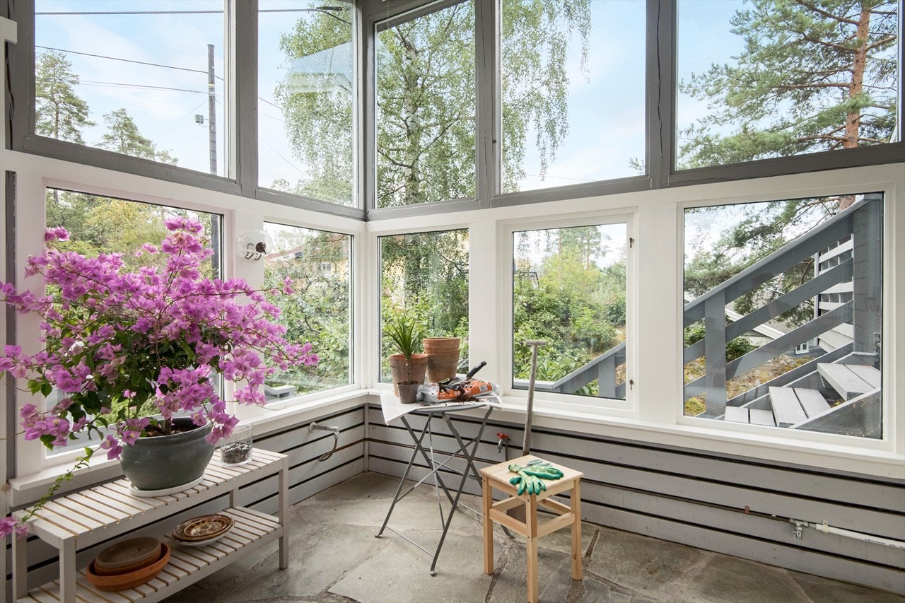 Hagestuen har vinduer på 3 sider og solen slipper inn fra morgen til kveld. Galleribilde